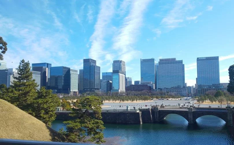 二重橋から丸の内ビル群を望む